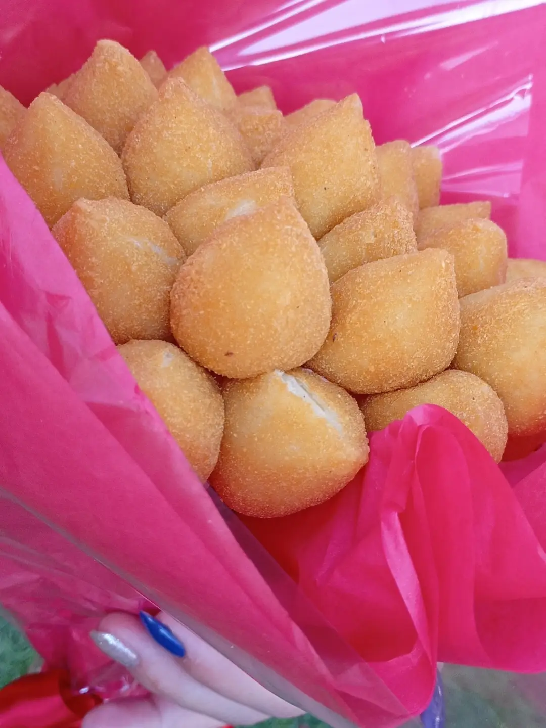 Buquê de coxinhas embrulhado em papel rosa