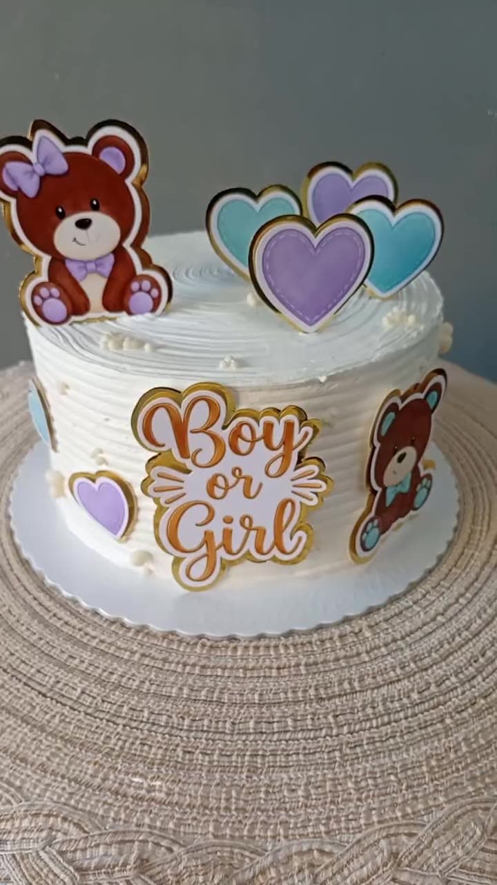 Bolo branco de chá de bebê com ursinhos, corações lilás e o topo Boy or Girl