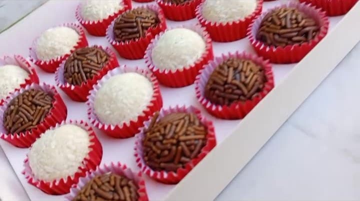 Caixa de brigadeiros e beijinhos em forminhas vermelhas