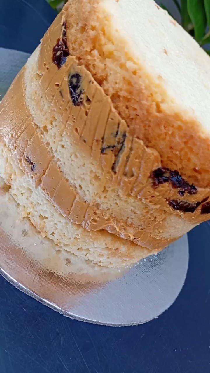 Naked cake de doce de leite com ameixas no topo