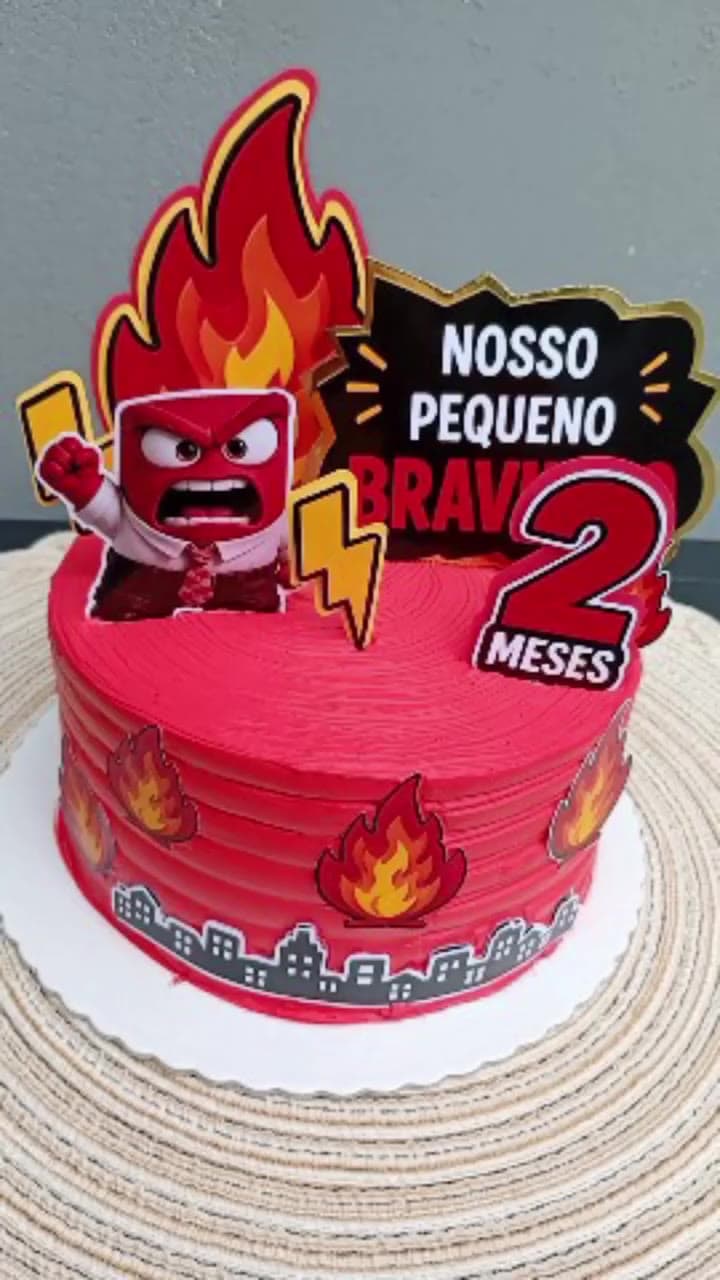 Bolo vermelho do Raiva com chamas e o topo escrito Nosso pequeno bravo, 2 meses